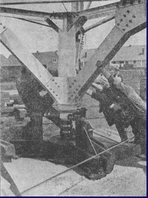 Aan de voet van de Hilversumse zendmast. Datum foto onbekend, maar is van voor februari 1945.