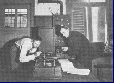 In de Avro controlekamer waar de grammofoonplaten worden 'uitgezonden' in 1927, studio Oude Enghweg te Hilversum.