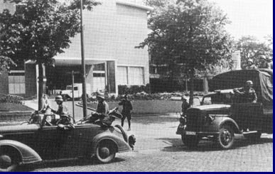 Duitse legervoertuigen voor de A.V.R.O. studio te Hilversum op 15 mei 1940.