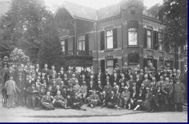 Reunie van vrijwillige AVRO propagandisten die in 1926 aan de Witten-Hullweg studio bijeenkwamen.