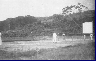 Geimproviseerde tennisbaan bij het station Noesa Nive (Ambon).