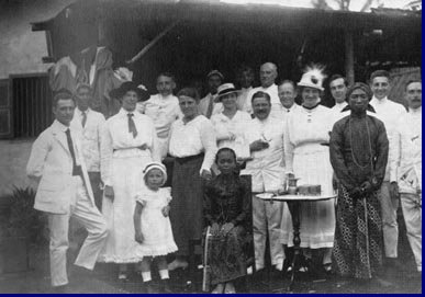 Trouwpartij van een Javaans echtpaar; in het midden Dr. C.J. de Groot.