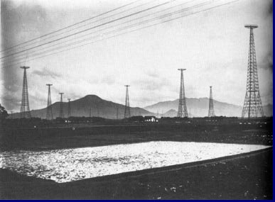 Koelvijver en masten op Rantja Ekek, het ontvang station van Malabar op West-Java omstreeks 1930.