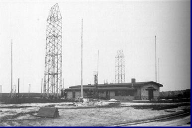 Beam antennes en het gebouwtje waarin oorspronkelijk de kortegolfzenders stonden opgesteld te Kootwijk omstreeks 1930.