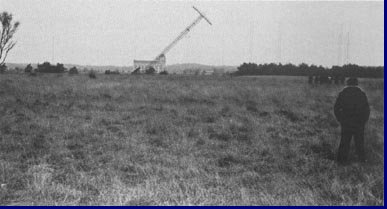Kootwijk, einde van een tijperk; het opblazen van de de laatste grote antennemast in 1979.