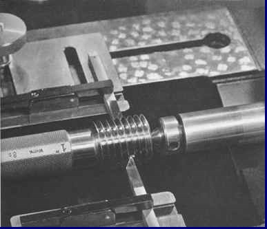 Het controleren van een kaliber met behulp van een universele meetmicroscoop.