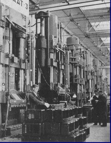 Opname in de "Philite" fabriek van Philips, waar men onder andere ook de hulzen van kunsthars voor de buizen worden geperst. Foto 1939.