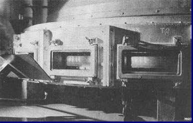Het verhitten van de voor indirect verhitte kathoden gewonden gloeidraden in een oven, ten einde de isoleerende laag op deze draden vast te bakken. Foto 1939.