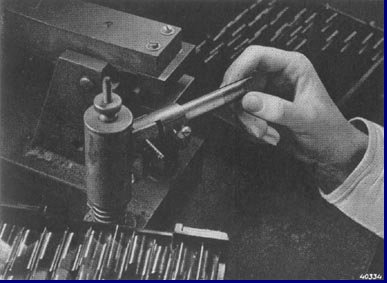 Controle van het rooster op de juiste afmetingen. Foto 1939.