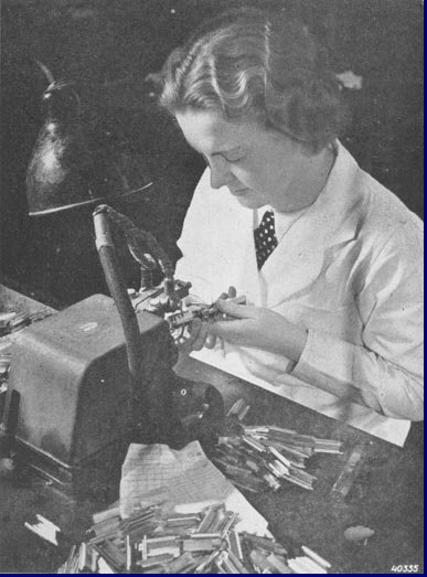 Het bevestigen van de draagsteunen aan anode- of afschermplaatjes door puntlasschen. Foto 1939.