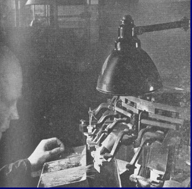 Fabricage van de kneep met doorvoerdraadjes, draagsteunen en den pompstengel. Foto 1939.
