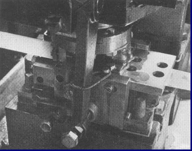 Machine, waarop geperforeerde plaat uit massief bladmetaal wordt vervaardigd. Foto 1939.