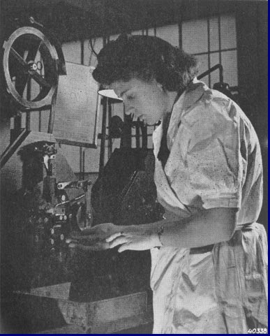 Machine, waarop kleine draadjes ter bevestiging van electroden worden geknipt en gebogen. Foto 1939.