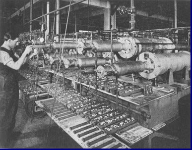 Electrische ovens voor het reinigen van de onderdeelen voor de electrodensystemen voor de montage. Foto 1939.
