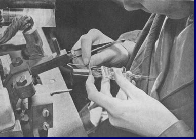 Montage van het bovenste mica plaatje. Op den voorgrond electrodensystemen, die, op de anode na, compleet zijn. Foto 1939.