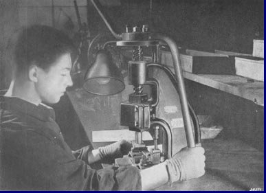 Fabrikage van de anode-blik. fot 1939.