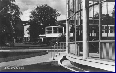 10 Juli 1951. A.V.R.O. studio aan de buitenzijde.