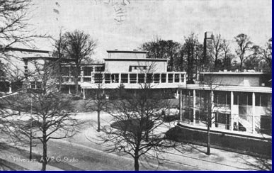 9 Juli 1951. Avro studio aan de buitenzijde.
