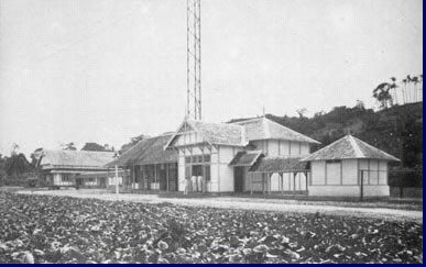 Het radiostation Ambon (Noesa Nive) aan de kust van de Banda Zee.