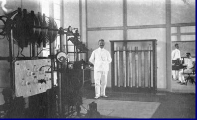 Het interieur van dat station (zittend Willem Vogt) in 1912.